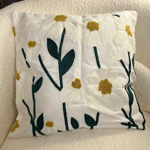 2PC Embroidered Floral Pillowcase - White flowers and green leaves - Picture 1 of 6